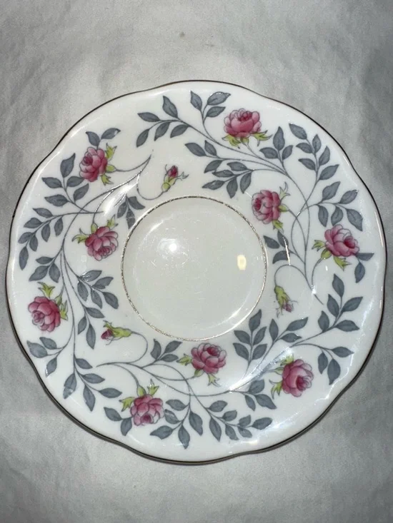 Vintage Royal Albert "Conway" Teacup and Saucer Set – Pink Roses, 22K Gold Trim - Picture 10 of 11